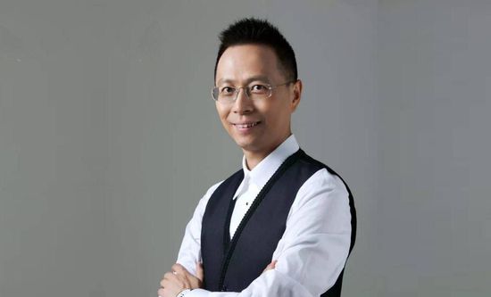 )其他犹太喜剧作家也开始采用模仿路高西或与之类似的手法，使得最终德古拉的标准形象在说话口吻方面不像贝拉·路高西，而更像杰克·梅森(JackieMason)。
